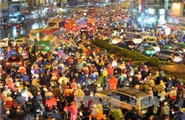 Mưa lớn kéo dài, đường phố Sài Gòn tắc nghẽn